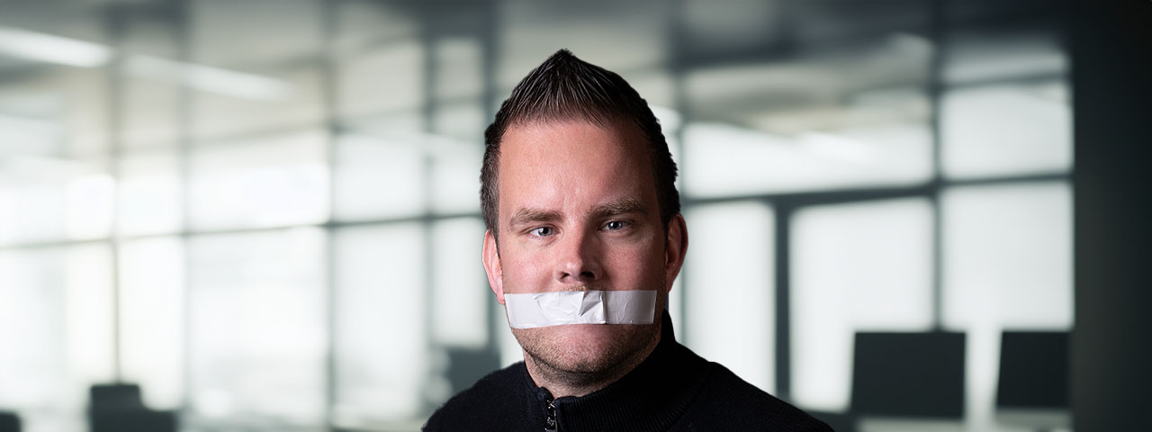Een man met een afgeplakte mond. Zo hebben bedrijven die een noreply-adres gebruiken hun klanten het liefst.
